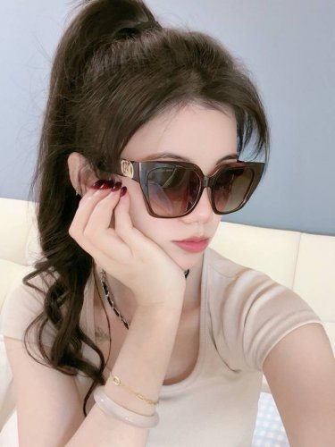 p80 Lv 2025新款女士方框太阳眼镜 开车墨镜 新款太阳镜 时尚大方 舒适轻盈 精致奢华 超轻 型号：L95801