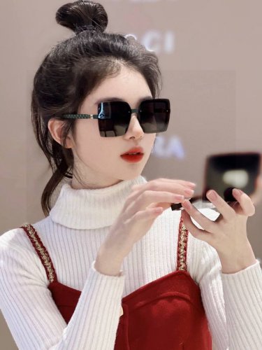 Tr偏光系列 Gucci 经典的方框设计 不挑脸型 无论搭配大衣还是连衣裙都非常显气质偏光镜片预防紫外线 型号 G9222