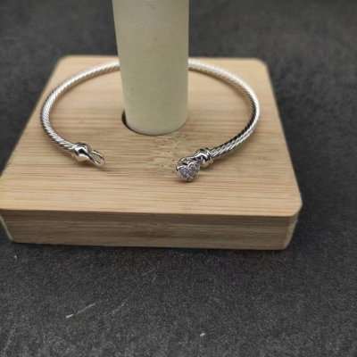 上新 David Yurman 3Mm 心形手镯。有银色镶钻款，尺寸17Cm和19Cm两个尺寸，建议适合佩戴的手围15-18Cm 编号Dysz-177-178