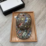 G家。 超A品质 最新款！时尚潮流，高端做工！每一个帽子都是用心之作！牛津材质！头层牛皮！配盒子、防尘袋、非一般的品质，细节也很重要。真皮帽钉，真皮调节带！