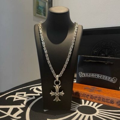 新款 专柜品质 Chrome Hearts克罗心 经典复古方扣项链 ，十字架吊坠，凹凸造型不同的花纹设计风格 呈现出与众不同 十字架 童军花是克罗心的志 所以更
