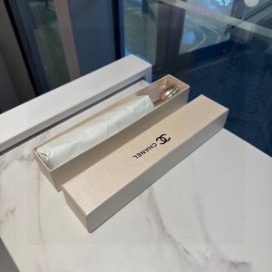 Chanel 香奈儿 胶布版本 金属玫瑰花头柄金色尊贵玫瑰花三折手开 晴雨伞 阻隔99%直射伞面的紫外线 杜绝夏季晒伤 清爽出行 选用铝合金+玻纤 抗风雨性能佳