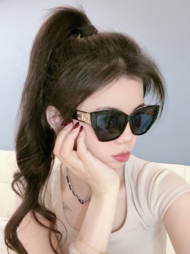 Gucci 2025开春新款 潮流爆款 时尚方框太阳镜 高品质 佩戴舒适 网红潮款墨镜 型号：G55804