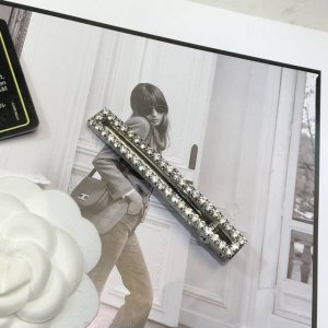 批60 Ins 热卖款发夹！宇宙无敌超级百搭哈哈哈 还可以当胸针使用 这气场十足 超级强大 流苏设计质感 简单搭配时尚气质！不接受反驳 一定要留 现货！