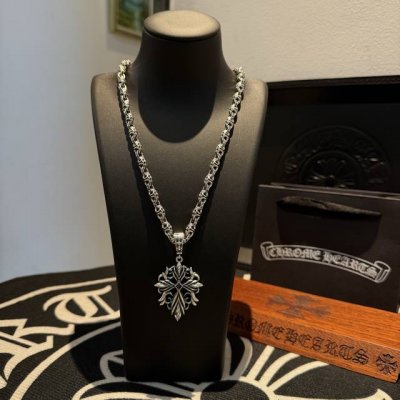 新款 专柜品质 Chrome Hearts克罗心经典复古十字花球项链 藤花十字架吊坠 凹凸造型不同的花纹设计风格 呈现出与众不同 十字架 童军花是克罗心的志 所