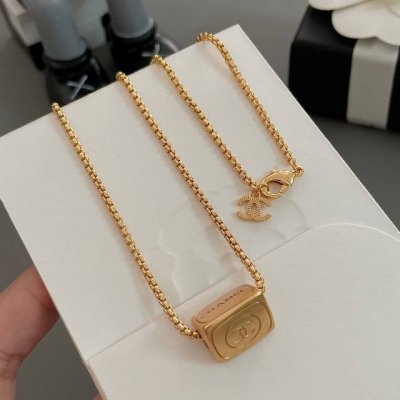 高品质 细节如图 香三角字母项链 三面都是有字体的，每一面都是不同的，整体造型非常立体！Vintage系列，正如 Coco女士所说的“流行稍纵即逝，风格永存”。