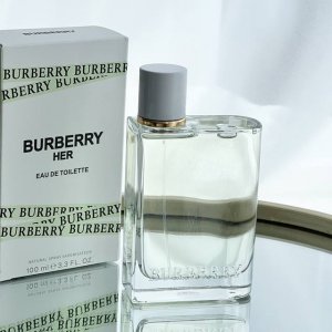 专柜品质 burberry带来夏天第一颗青提软糖 之前偶然看到这瓶香水 马上就被漂亮的浅绿包装击中了 极简风的淡绿色瓶身 高级十足 香味更是一绝 直径爱上的一款