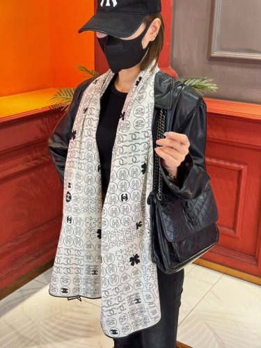 上新 2025Chanel 经典茶花优雅Coco风，Chanel最新菱格丝绒大方巾~气质到骨子里，香奶奶新一季的面料超高级，真心超级柔软，丝丝顺滑，韧性很强 不
