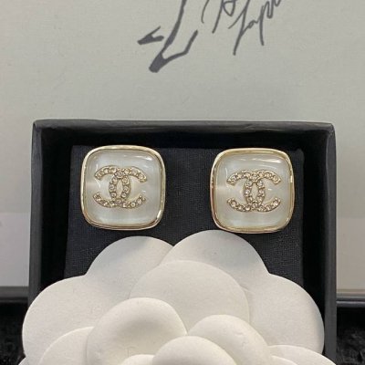 香奈儿耳钉热销款爆上新 一致Zp Chan 23 透明白方糖小耳钉 玲珑剔透的太温婉了吧～像极了春夏小果冻！ 双C的细钻Bling Bling的超亮眼超精致～