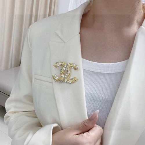 Chanel小香 专柜新款满钻黄金色香奈儿胸针，是最懂女人的饰物。那些倾注了全部心血去做自己的女人，往往更珍惜胸针的意义。香奈儿女士把胸针别在帽子上，并告诉那些