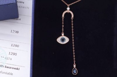 江疏影同款 Swarovski 魔眼流苏颈链 幸运的守护神 颈链的小性感 这款以恶魔之眼以镀玫瑰金色金属搭配多种镶嵌方法的蓝色 黑色及透Swarovski仿水晶