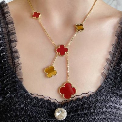 V金镀咪金 Vca高级虎眼红贝六花四叶草项链 Cleef&Arpels 四叶草 此系列设计灵动 线条流畅 易于佩戴 展现无限搭配的可能 为每一位女性的生活带来丰