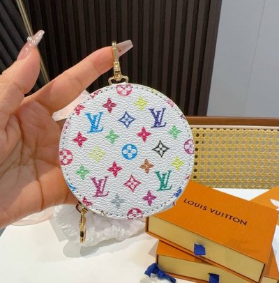 Louis Vuitton老花包包挂饰 小零钱包 Lv包饰挂件钥匙扣 独家原单货 标志性老花超级百搭 可放钥匙或小零钱 确实精致 手感真的很赞
