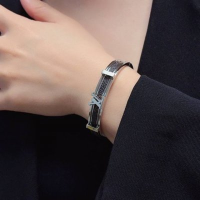 新品 原单货 Lv印花雕刻四叶草中性款金色皮革手镯Louis Vuitton 路易威登 专柜一致材质 火爆款出货 设计独特 复古前卫 手镯14K精工保色版 从上