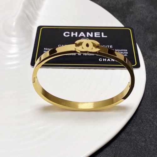 批70 新款香奈儿Chanel手镯超重工Bling Bling，黄金色颜色搭配得非常好高级感 女神气质高端 精钢材质不过敏不褪色。一比一精美工艺，经典至极的魅物