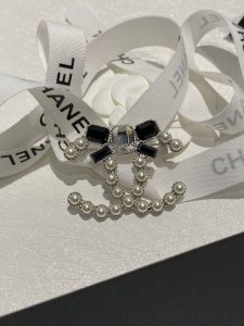 编号Xxz0224 Ch*Nel最新款蝴蝶结胸针 一致Zp黄铜材质 Ch Nel 23K 黑白 蝴蝶结 胸针 珍珠和水钻都是使用施华洛世奇 细节拉满 水晶和五金