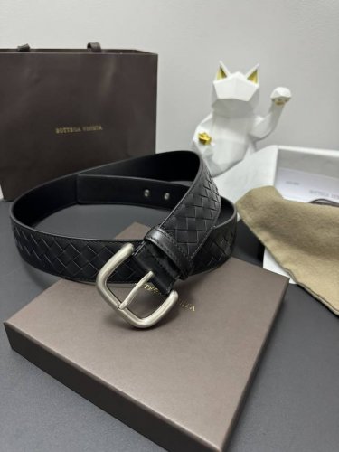 bottega Veneta 3.8Cm 颜色 灰色 手工编织牛皮经典之作 每个细节都体现出至高的品味和格调 整体造型增添优雅韵味 低调奢华的典范 优雅迷人气息