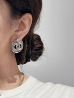 我们出品 Z批 6760！量大咨询客Fu 香 镂空方块耳钉 25S最新系列！全网首发！老规矩先到先得超温柔气质高级感满满！每期必入的Cc经典的Logo元素！镂空