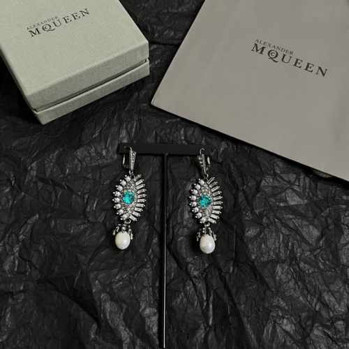 新款Alexander Mcqueen 麦昆 耳钉 原版定制 骨子里那种叛逆浮夸朋克可内心又向往着美好的焦虑，对美的另一种诠释。