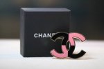 p260新品上新 chanel 浅金粉黑珐琅双C胸针 高级感满满，而且我觉得这款真的超级好搭配，也许有其他22B胸针看上去比这款好看设计特别些，可是一旦配搭在衣