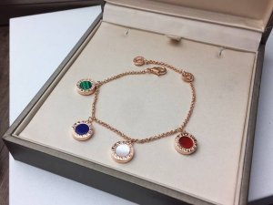 Bvlgari 宝格丽 四色圆牌手链！红玛瑙 白贝母 青金石 孔雀石～经典刻字圆牌搭配中间石头设计，奢华时尚 亚金材质 更显质感 P