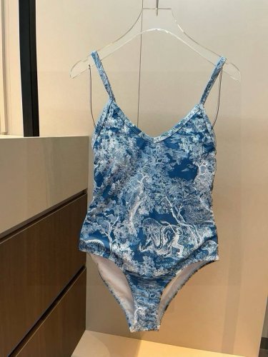 dior迪奥新款连体泳衣 适合多种场景的游泳衣 海边 游泳池 温泉 水上乐园 漂流都可以内搭也完全可以 连体设计遮肉显高挑 腹部有点肉肉也不影响咱美美的 背面设
