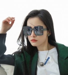 Tr偏光系列 爱马仕 经典的方框设计 不挑脸型 无论搭配大衣还是连衣裙都非常显气质尼龙偏光镜片预防紫外线 型号 H7039