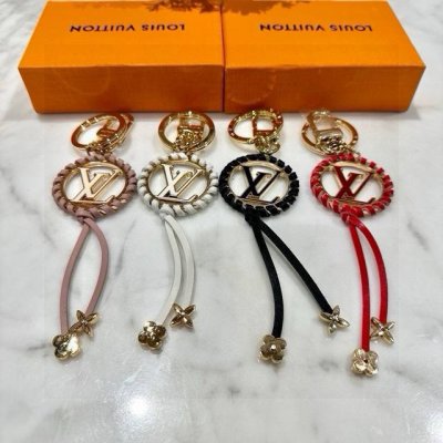 元配图片原版包装 Louis Vuitton官网M63082 Very包饰与钥匙扣。 以Lv Circle为特色的Very包饰与钥匙扣，彩色珐琅镶嵌设计，搭配一