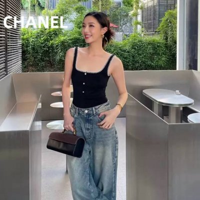 Chanel新款连体泳衣适合多种场景的游泳衣 海边 游泳池 温泉 水上乐园 漂流都可以内搭也完全可以 连体设计遮肉显高挑 腹部有点肉肉也不影响咱美美的 背面设计