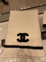 Chanel 香奈儿难得一见的针织单品，温柔配色，超级迷恋气质低调恬静又不失优雅 重点推荐一秒心动啊！！！高级，奢华！永恒！不是那种过眼云烟的款式！！！最大化提