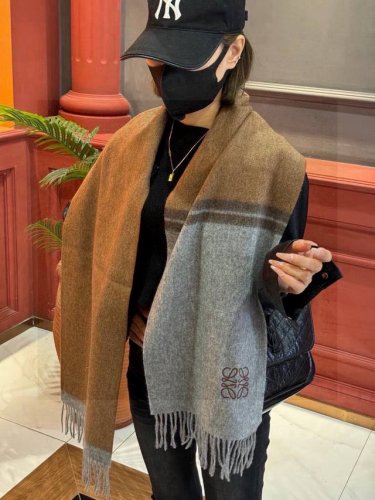 太美了罗意威 情侣款 美到要尖叫专柜最新款英伦欧美范儿 又是一款即时尚又实用的大围巾&长巾 撞色的颜色搭配很协调 围巾手感柔软 戴起来时尚暖和 大气有范儿 格子