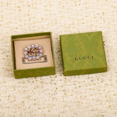 我们出品 Z5200，量大咨询客Fu Gucc双G胸针，美翻了，上边用的全部是施华洛水晶，做开施华洛的都懂施华洛成本巨高，还有电镀认准我们家的电镀，这款胸针的古