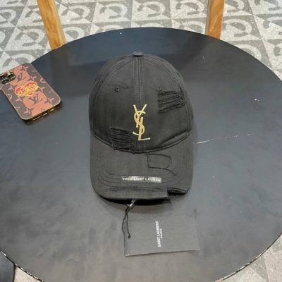 Ysl圣罗兰 专柜同款原单 字母烫印棒球帽 韩系风 一款简单休闲风的棒球帽 是牛仔的款式 减龄百搭 适配度很高 简单随性~ 字母刺绣部分也很精细 出街拍照拗造型
