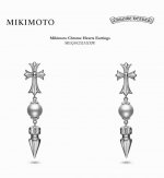 克罗心×Mikimoto 御木本联名款十字架珍珠子弹耳坠 巧妙将女性气质的白色珍珠与 Chrome Hearts 标志性十字架元素相融合，摇滚与柔美，野性与温柔