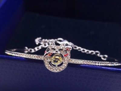 招财猫灵动手镯 这款施华洛世奇手镯以招财猫为特色，可为佩戴者带来欢乐、好运及成功。其精致考究的招财猫装饰带有色彩缤纷的细节，加上一颗象征钱币、悬浮似的黄色Swa