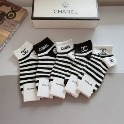 配包装 一盒5双 chanel 香奈儿经典袜子高版本纯棉材质柔软 秒杀市场普通货 经典的双C图案Logo 专柜同步袜子大牌出街 潮人必备 超好搭