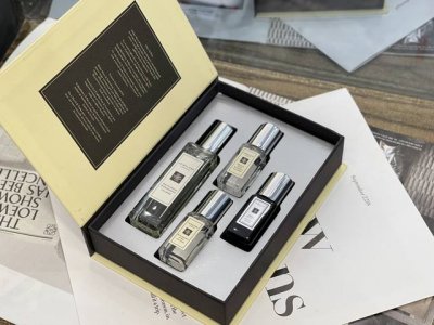 专柜品质 祖马龙新品限量四件套香氛礼盒 限量版真的是意外之喜 味道也超好闻 ！对祖马龙的香水真心毫无抵抗力，重点都是20年新发售的香水。放在在包包里很方便，相当