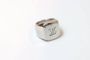 热销款 Louis Vuitton 银色金色字母印章戒指 重工又精美，纹理就是标志性Logo，清晰度非常好。简洁不简单的款式，可配情侣款。买它！ 美码：6-7-