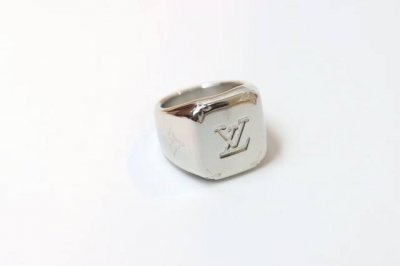 热销款 Louis Vuitton 银色金色字母印章戒指 重工又精美，纹理就是标志性Logo，清晰度非常好。简洁不简单的款式，可配情侣款。买它！ 美码：6-7-