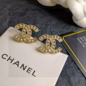 Chanel最新款 1New Arrival香奈儿 小香镂空施华洛珍珠字母耳钉 原版Logo字印黄铜材质镀18K金 原版一摸一样的原单货每一个细节媲美专柜正品