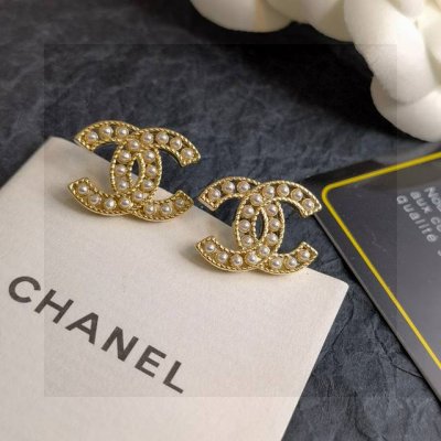 Chanel最新款 1New Arrival香奈儿 小香镂空施华洛珍珠字母耳钉 原版Logo字印黄铜材质镀18K金 原版一摸一样的原单货每一个细节媲美专柜正品