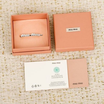 210209 我们出品 Zp3710量大咨询客服 Mu发夹 一定要入，上身方知它的美！温柔又恰到好处的小可爱，女人又拿捏得刚好的俏皮自带仙气的一款发夹，背面的夹