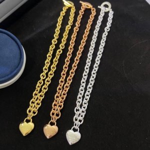 新款立体爱心大号项链 Return To Tiffany 系列灵感源自 1969 年问世的标志性钥匙扣，经典标志诠释蒂芙尼的卓尔不凡。此款设计简约的心形手链彰显