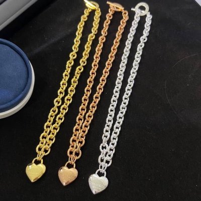 新款立体爱心大号项链 Return To Tiffany 系列灵感源自 1969 年问世的标志性钥匙扣，经典标志诠释蒂芙尼的卓尔不凡。此款设计简约的心形手链彰显