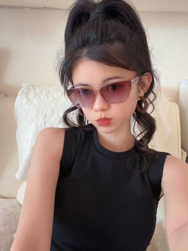 Lv 2025新款女士方框太阳眼镜 开车墨镜 新款太阳镜 时尚大方 舒适轻盈 精致奢华 超轻 型号 L0552
