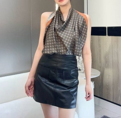 真丝上新 惊艳 披着围着都美的~让人过目不忘 Celine这款出来的效果真的 一秒美晕 太有设计感了 高级的丝巾 太美了太美了 怎么会有这么好看的花色啊天哪 三