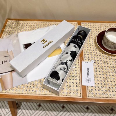Chanel 香奈儿 Coco香奈儿小姐 经典的香奈儿茶花与Logo 完美的搭配 深入人心 只为懂她的人呈现 这款集合香奈儿灵魂Logo为一体的设计风格高雅奢华