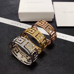 新款Givenchy纪梵希宽版镂空雕刻中性款手镯原版实拍 设计不张扬不高调却带着一种迷人的气质上身超显气质不能更美了 原版Lg 质量杠杠滴 识货的亲们看过来