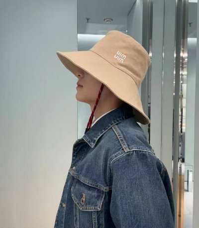 miumiu缪缪新款渔夫帽 ｜大帽檐 ～加大遮阳范围 品质细节都好到位 ～ 帽子一直都是日常搭配中离不开的单品，万年不过时的渔夫帽，此款Miu家的 一直都备受大