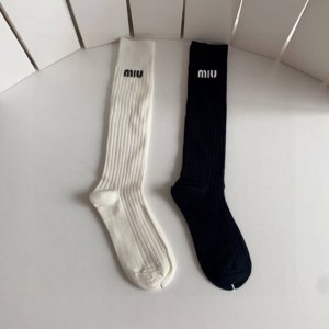 特 配包装 miumiu 缪缪 爆款出货 新款轻奢及膝小腿袜堆堆袜袜子 一盒两双 颜色任选 专柜同步筒袜袜子 大牌出街 潮人必备超好搭